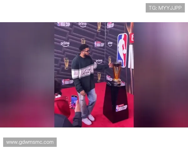 帕尔默荣获PFA年度最佳球员奖杯照片曝光引发热议